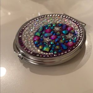 compact mirror with Rhyn stones